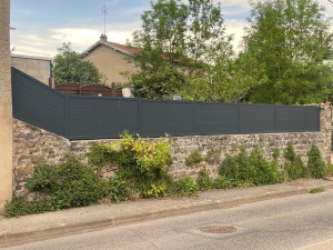 Photo de galerie - Je peux réaliser des travaux de remplacement de barrière. Celle ci avait une contrainte , l’angle de la  murette. Avec l’accord de ma cliente j’ai réaliser la pose et elle est très satisfaisante. 
N’hésitez pas à me contacter pour toute question. 