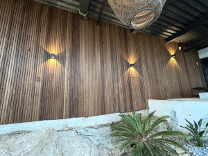 Photo de galerie - Habillage mural extérieur bois exotique + création de points lumineux