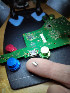 Photo de galerie - Remplacement d'un port USB et d'une puce 40 broches sur Nintendo Switch, installation d'une puce PicoFly