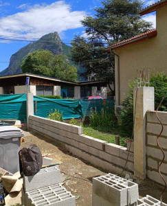 Photo de galerie - Poteaux en béton , plus murs en parpaing 