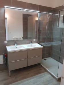 Photo de galerie - Installation de salle de la salle de bains du mobilier l’électricité la plomberie la douche italienne avec revêtement complet 