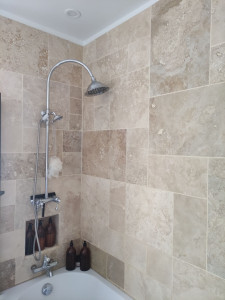 Photo de galerie - Démolition et pose d'une nouvelle salle de bain.
Comprenant la dépose et l'évacuation de l'ancienne salle de bain, tous types de matériaux. La pose de la nouvelle. Prix global 12600€. 