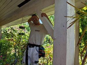 Photo de galerie - Ponsage et peinture poutre et plafond 