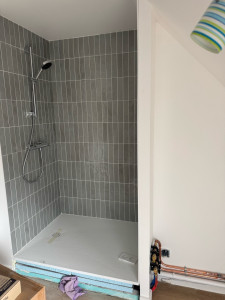 Photo de galerie - Suite et fin habillage bac à douche et pose faïence en 7x20.