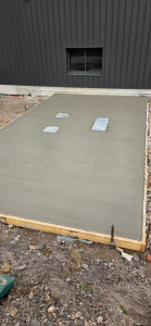 Photo de galerie - Réalisation d’une dalle béton armé conçue pour supporter le passage de véhicules lourds, adaptée à une cuve de 5 000 L.
Préparation du terrain, coffrage, ferraillage et coulage réalisés avec soin pour un résultat solide et durable.