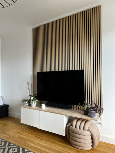 Photo de galerie - Pose Parment bois au mur derrière une télé 