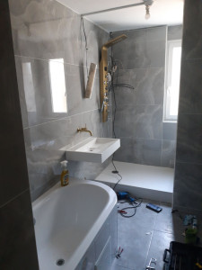 Photo de galerie - Création d'une salle de bain avec  baignoire d'angle lavabo plus douche 
