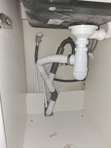 Photo de galerie - Modification pour raccordement du siphon sur  évacuation d'eau usée suite à la pose d'un évier.