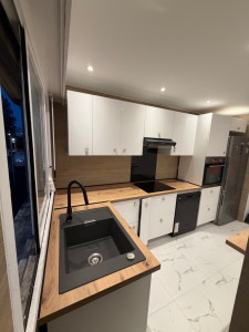 Photo de galerie - Rénovation complète d’une cuisine : pose des meubles, plan de travail et électroménager.”