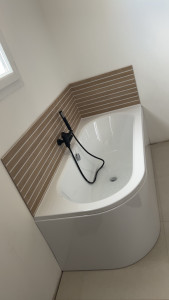 Photo de galerie - Installation baignoire semi-ilot 175/75 avec faïence 120x60 + robinetterie murale noir 