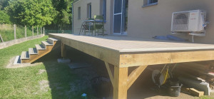 Photo de galerie - Terrasse sur pilotis, bois autoclave, plancher composite.