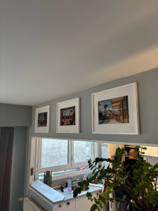 Photo de galerie - Mise en place de 3 cadres alignés / espacés de la même dimension sur brique. 