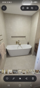Photo de galerie - Rénovation de salle de bain avec pose de carrelage sol et murs, baignoire îlot, robinetterie encastrée et finitions soignées.