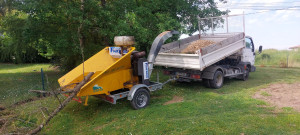Photo de galerie - Broyage de branche 13 cm de diamètre. Chargement dans camion benne 3T5