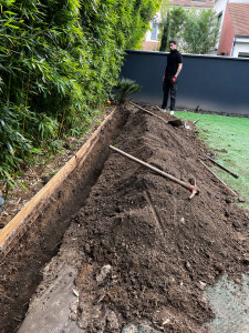 Photo de galerie - Nous avons creusé une tranchée de 60 cm de profondeur sur 10 m pour notre client qui voulait empêcher la prolifération de ses bambous :)