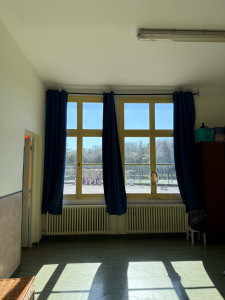 Photo de galerie - Montage de grand rideau école primaire 