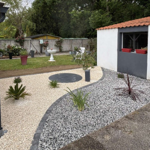 Photo de galerie - Création d’un massif, 
Cailloux marbré ivoire avec une chaînette en arrondis, pour la délimitation avec le cailloux panda.
Plantation pour un rajouter de la verdure dans ce massif.
