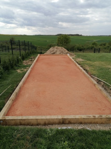 Photo de galerie - Réalisation d'un terrain de pétanque de 10 mètres sur 3 en sable de Vignats