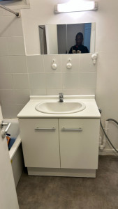 Photo de galerie - Installation d’un meuble salle de bain avec vasque. 