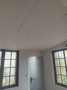 Photo de galerie - Pause de plaque en BA13 sur plafond et murs et pause de porte.
