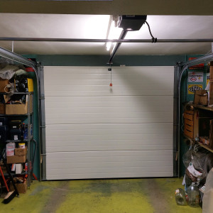 Photo de galerie - Vue d un portail sectionnel de garage avec motirisation