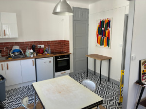 Photo de galerie - Rénovation complète d'une cuisine. Pose de meubles en kit, crédence en carrelage, sol pvc collé, peinture