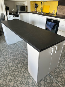 Photo de galerie - Création table/ilot sur mesure avec rangement 