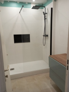 Photo de galerie - Fin des travaux , rénovation salle de bain avec niche dans le mur,bac a douche, meuble, modification des arrivées et évacuation d'eau, paroi de douche et colonne de douche, pose de carrelage sol et murs etc.