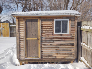 Photo de galerie - A small house I built by myself using recycled materials. Working electricity, insulated and painted walls.