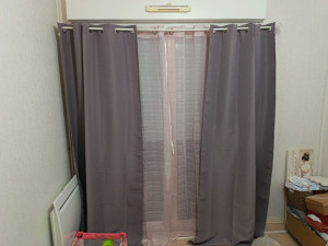Photo de galerie - Installation de tringles à rideau et des rideaux 