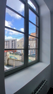 Photo de galerie - Laveuse de vitres rendu impeccable avec matériel professionnel 