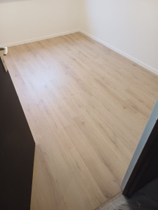 Photo de galerie - Pose de parquet vinil autocollant