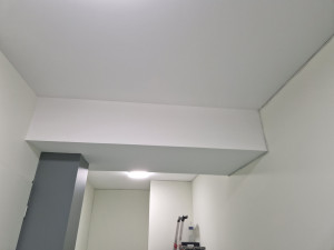 Photo de galerie - Casse d'escalier fête préparation de mur peinture couleur 