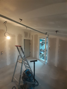 Photo de galerie - Dépose de toute l'isolation existence et du lambris et ensuite isolation mur ,plafond. placo , câblage, pose de  porte pvc 