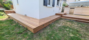 Photo de galerie - Création d'une terrasse en bois exotique de 90 m² avec escaliers et spots encastré dans les contre marches.