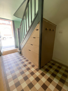 Photo de galerie - Fabrication d’un meuble sur mesure sous escalier. 