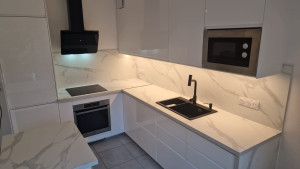 Photo de galerie - Pose cuisine avec îlot centrale
> Réseaux refaits à neuf: Électricité/plomberie/VMC 
> Coffrage de la chaudière + différents éléments sur-mesure
> Pose de la crédence + incorporation des LED sous meuble dans fileurs