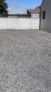 Photo de galerie - Pose de cailloux chez des forains avec désherbage et application des désherbants sur certaines zones 