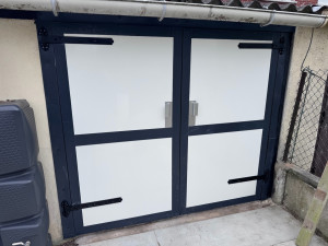 Photo de galerie - Fabrication et pose d’une porte de garage battante
