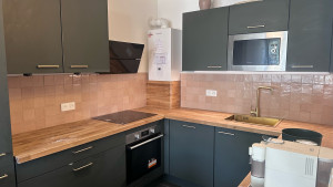 Photo de galerie - Installation d’un plan de travail en bois massif, et pose d’une crédence en carrelage.