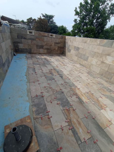 Photo de galerie - Pose carrelage pierre de Bali 