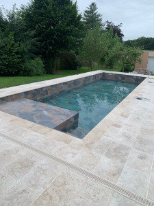 Photo de galerie - Pose d’un travertin 12mm sur la terrasse , margelle travertin 30mm et dans la piscine un 30x60 jointé a l’epoxy