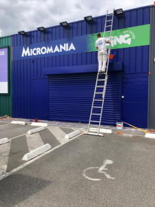 Photo de galerie - Réalisation de la peinture complète de la façade du magasin Micromania, avec une finition soignée et durable, adaptée à un bâtiment professionnel.