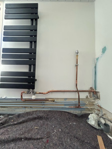 Photo de galerie - Installation radiateur un endroit restreint. Plus piquage eau froide pour installation robinet machine à laver ( coffrage realisé non présent sur la photo ) 