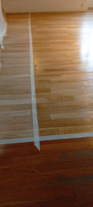 Photo de galerie - Rénovation parquet on voit bien la différence entre l'ancien la mise à nue et après vitrification 