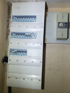 Photo de galerie - Nouveau tableau client cuisine/véranda avec rajout ligne four , ligne PC cuisine 6 maxi, ligne Lave-Vaiselle et éclairage, avec également mise aux normes ID 63A sur 3 rangées