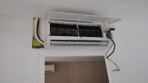 Photo de galerie - Entretien régulier des unités de climatisation nettoyage des filtres et la désinfection pour assurer un fonctionnement optimal.

