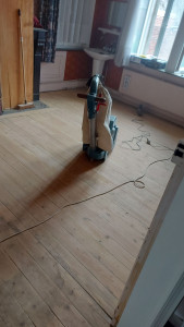 Photo de galerie - Ponçage du parquet puis vitrification voir photos suivantes.