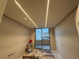 Photo de galerie - “Réalisation d’un doublage en plaques de plâtre avec finition soignée des murs et plafonds. Chantier rénové avec un rendu propre et moderne.”