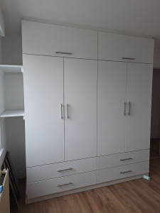 Photo de galerie - Création d'une armoire avec tiroirs penderie étagères 